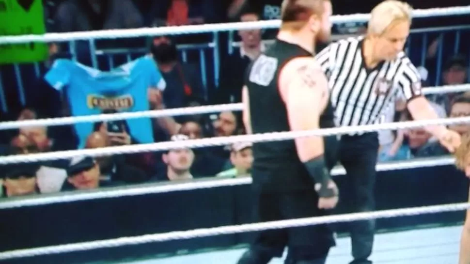WWE: hincha lució la camiseta de Sporting Cristal en Royal Rumble