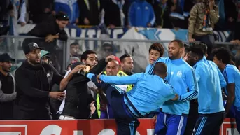 A lo Cantona: Patrice Evra le dio una patada a un hincha en la Europa League