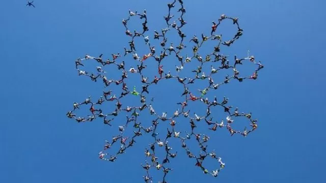 164 paracaidistas rompen récord mundial de formación en caída libre