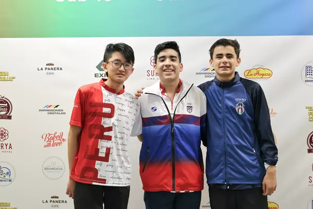 Adrián Tokashiki subió al podio en la categoría sub-16 del Panamericano Juvenil de Bowling Lima 2023. | Foto: FPbw