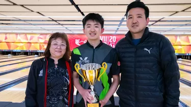 El bolichista de apenas 15 años se convirtió en el más joven de la historia en ganar el torneo peruano. | Foto: FPBw