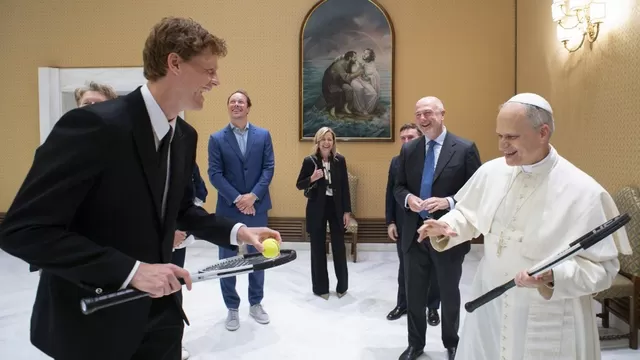 El recién elegido Papa León XIV, fanático del tenis, recibió al actual número uno del ranking ATP en el Vaticano. | Video: AD