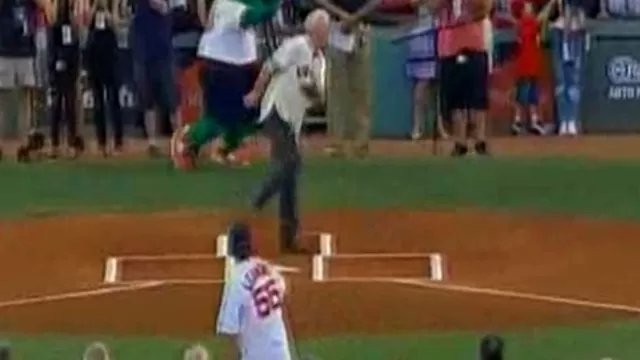 Boston Red Sox: hincha falló lanzamiento y golpeó a fotógrafo en entrepierna