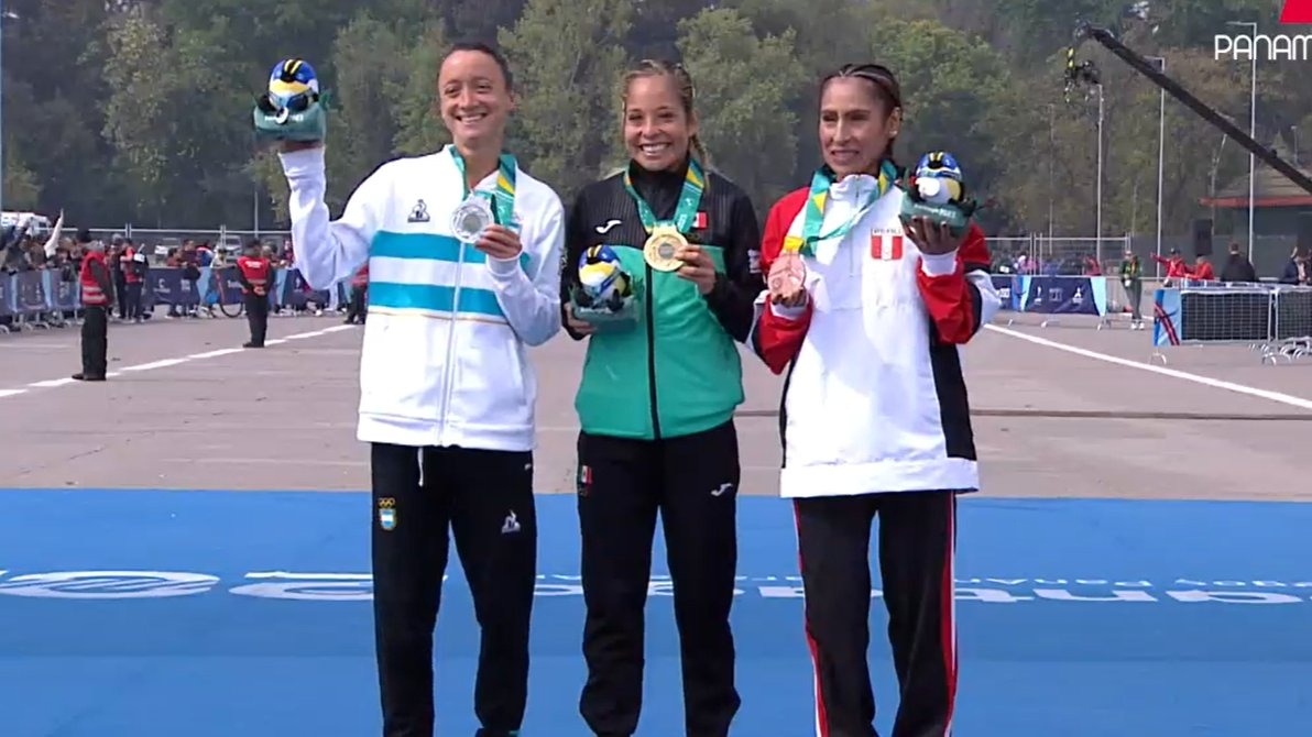Gladys Tejeda subió al podio en la maratón femenino y se colgó la medalla de bronce. | Foto: Panam Sports
