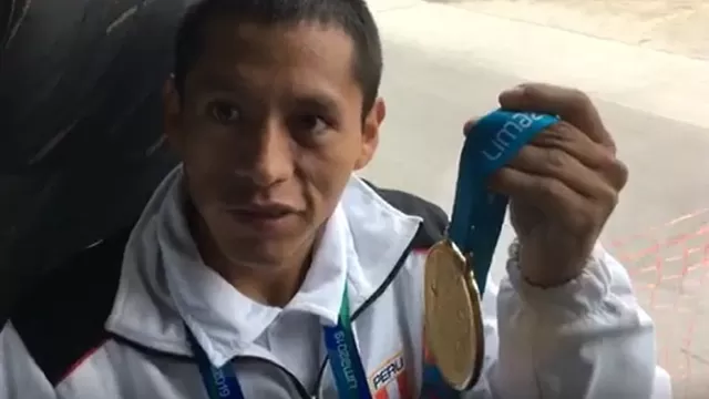 Christian Pacheco nos enseñó su medalla de oro previo a la Gran Parada Militar