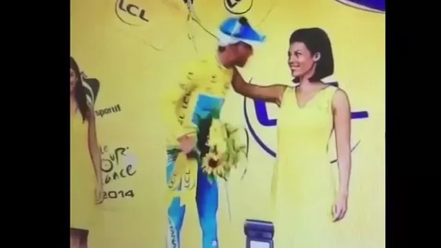 Ciclista quiso dar beso a anfitriona que le entregó premio y ella lo rechazó