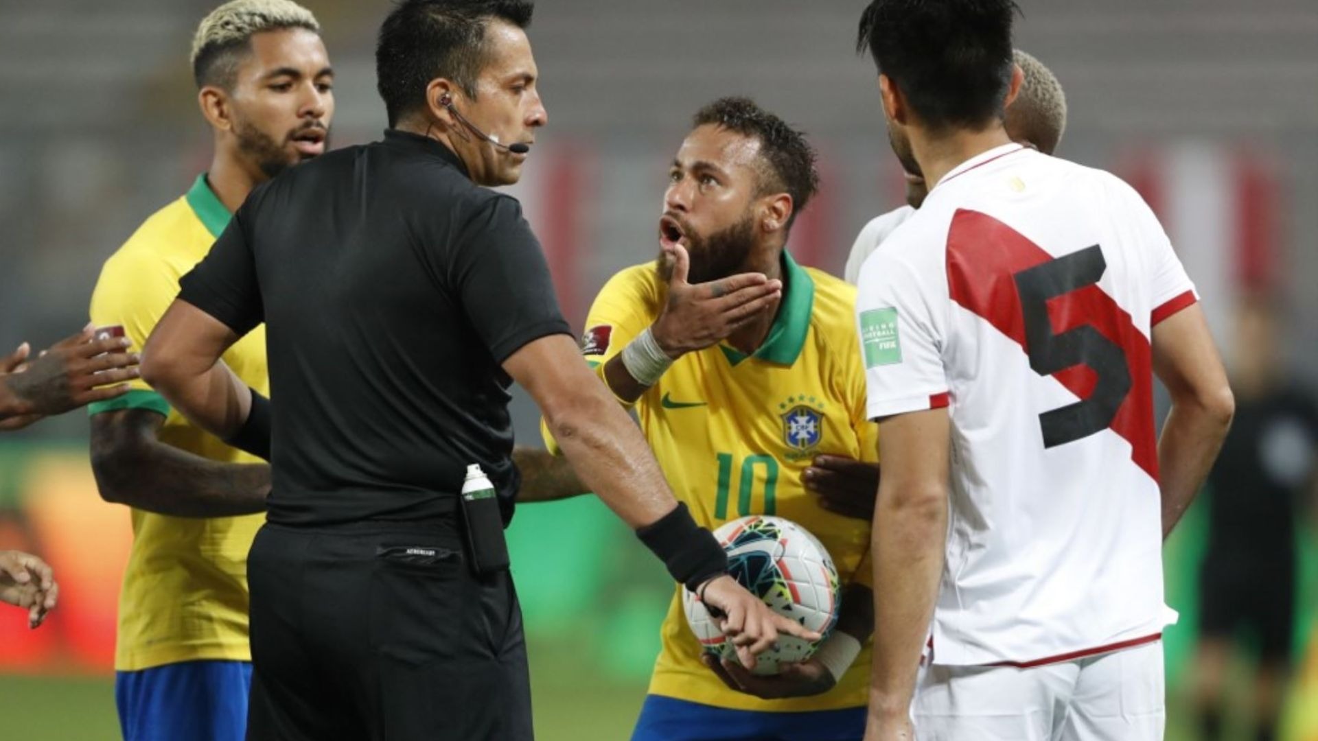 El árbitro se encarga de impartir justicia en el encuentro de Fútbol FIFA / Foto: Andina