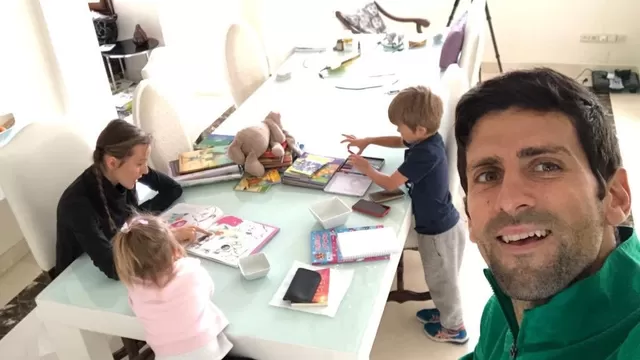 El mensaje fue acompañado de una foto junto a  su familia. | Foto: Twitter Novak Djokovic