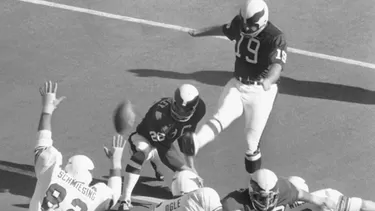 Tom Dempsey quedó en la historia al marcar un gol de campo de 63 yardas. | Foto: AFP