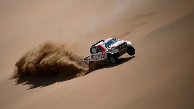 Al-Attiyah aumentó su ventaja en coches en etapa ganada por Loeb | Foto: AFP.