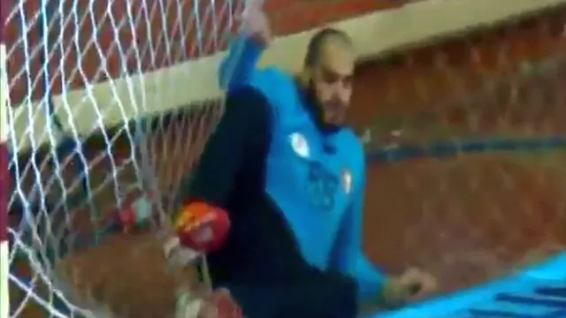 Egipto: el ridículo accidente del arquero de la selección de handball