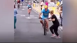 España: Terrible accidente en competencia de ciclismo por imprudencia de aficionada