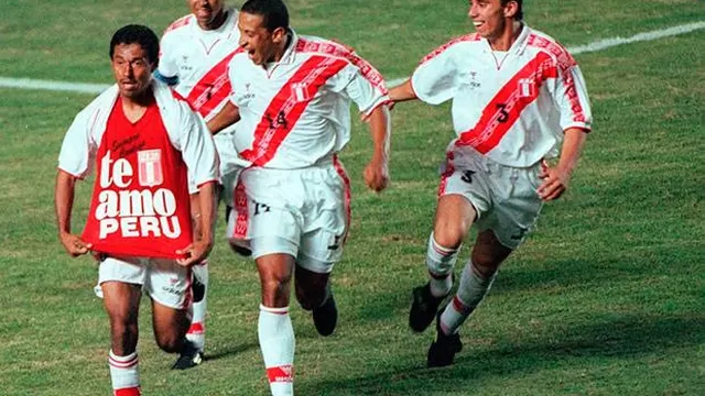 Roberto Palacios. El &#39;Chorri&#39; marcó un golazo, pero fuera del gol, el festejo con el &#39;Te amo Perú&#39; en el polo, pasó a la historia-foto-1