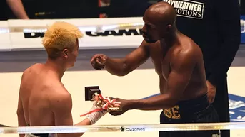 Floyd Mayweather entregó el trofeo del ganador al japonés Tenshin Nasukawa