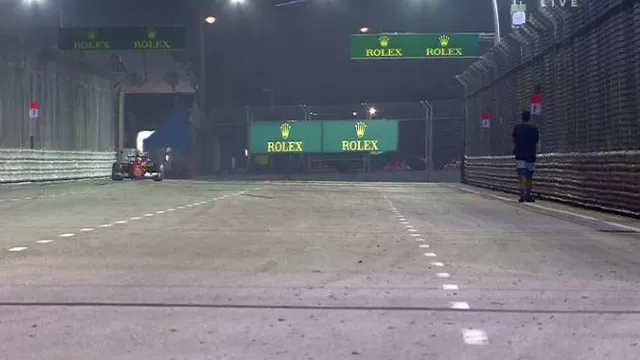 Fórmula 1: hombre se paseó por la pista en plena carrera en Singapur