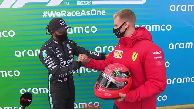 Fórmula Uno: Hamilton recibió el casco de Schumacher de manos de su hijo Mick
