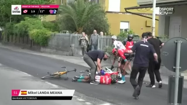 Giro de Italia: Terrible caída dejó a ciclista con fractura de clavícula y de varias costillas