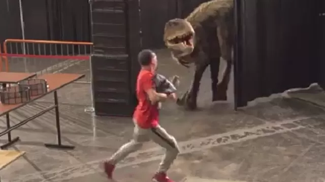 Halloween: un dinosaurio se metió a los vestuarios en la NBA