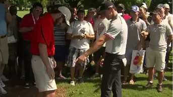 Increíble: tras potente disparo la bola de golf cayó en el bolsillo de un espectador