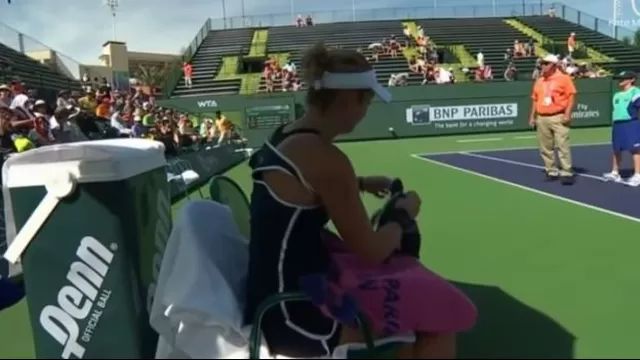 Indian Wells: Timea Bacsinszky se cambió el vestido en la cancha