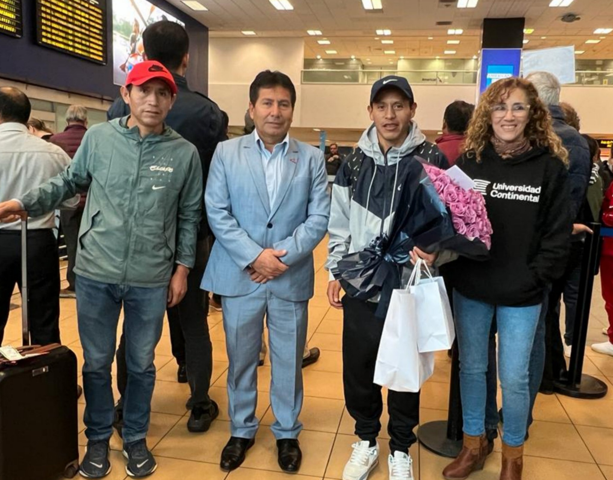 Cristhian Pacheco, bicampeón panamericano de maratón, fue recibido esta mañana por el presidente del IPD, Guido Flores Marchan, en el Aeropuerto Internacional Jorge Chávez. | Foto: @ipdperu