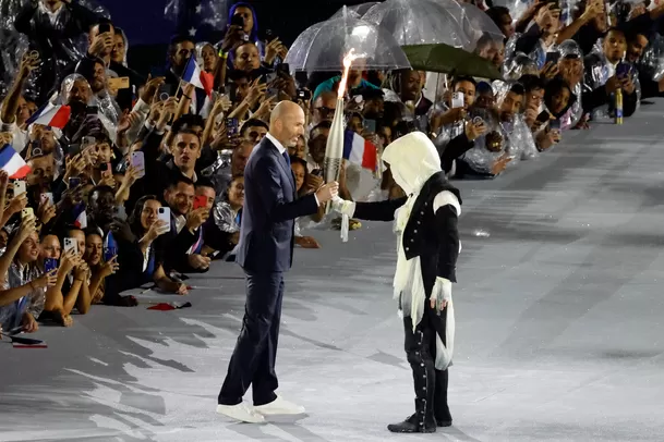 Zidane fue uno de los personajes principales en la inauguración de París 2024. | Foto: AFP.