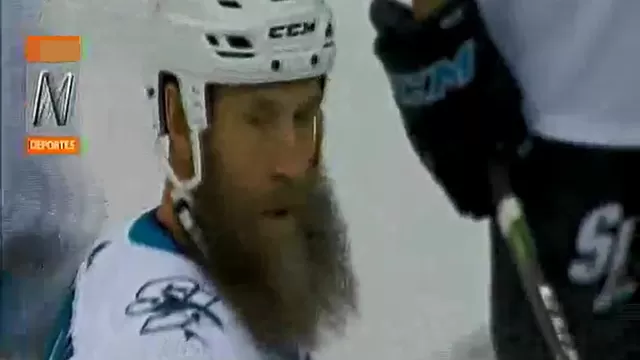 Jugador de hockey pierde parte de su barba durante pelea