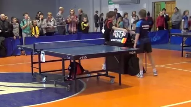 Jugador de tenis de mesa empujó y tiró al suelo a árbitro tras perder