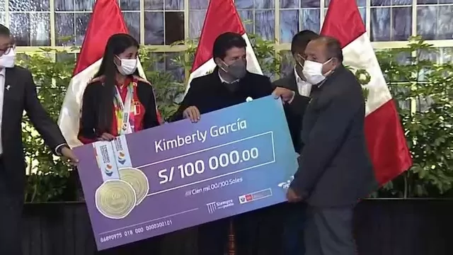 Kimberly García recibió reconocimiento del Gobierno y 100 mil soles de premio