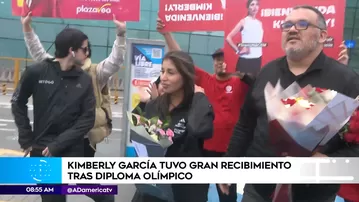 Kimberly García regresó al país y fue recibida como una campeona