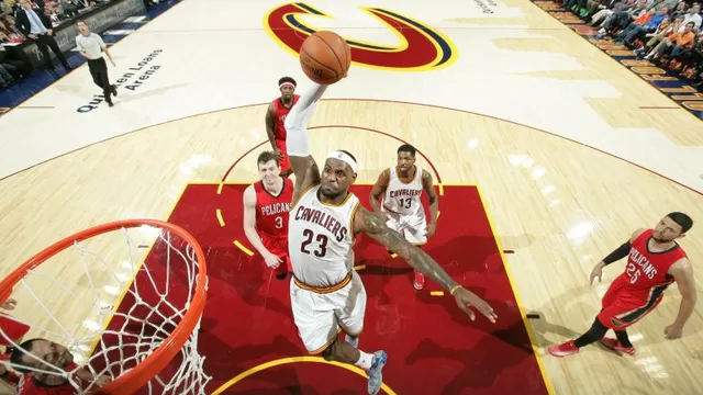 LeBron James: el 'Rey' de la NBA y una monstruosa volcada con una mano