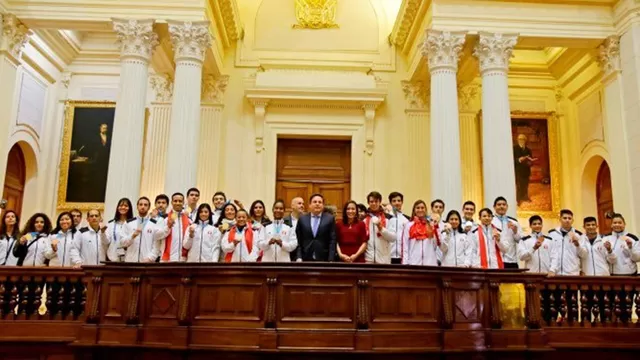 Los deportistas estuvieron junto a Paloma Noceda y otros congresistas. Video: Am&eacute;rica TV