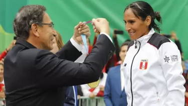 El presidente de la República Martín Vizcarra fue el encargado de entregar la medalla de oro. (Foto: Andina)