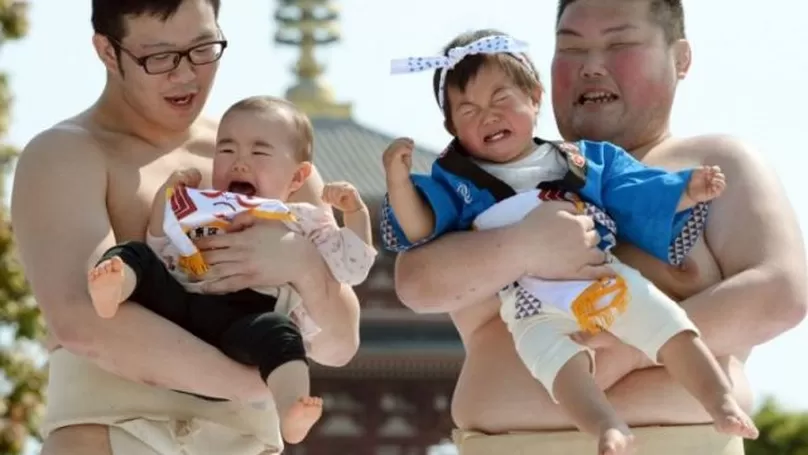 Luchadores De Sumo Hacen Llorar A Bebes Como Parte De Extrana Tradicion America Deportes