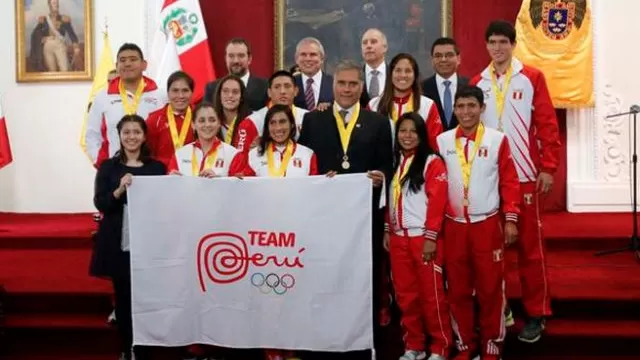 Luis Castañeda condecoró a medallistas peruanos de Toronto 2015