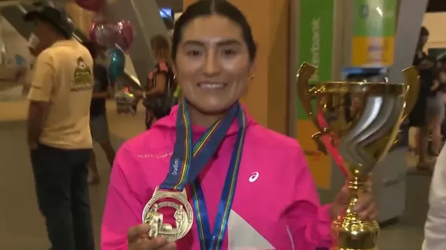 Marchista Evelyn Inga retornó al Perú tras ganar oro en Eslovaquia