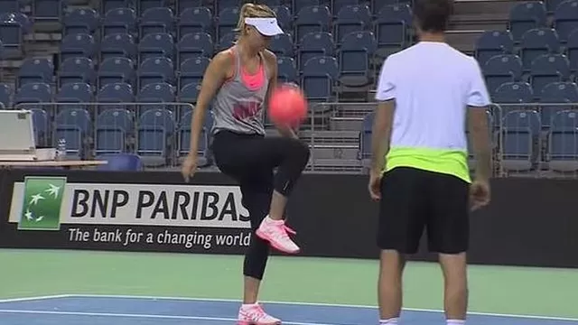 Maria Sharapova lució su habilidad con un balón de fútbol