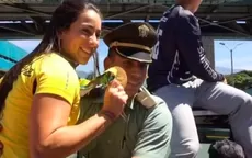 Mariana Pajón y la 'cariñosa' protección que recibió de policía colombiano - Noticias de rio-ferdinand