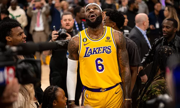 Cumple LeBron su apuesta y viste uniforme de Cachorros