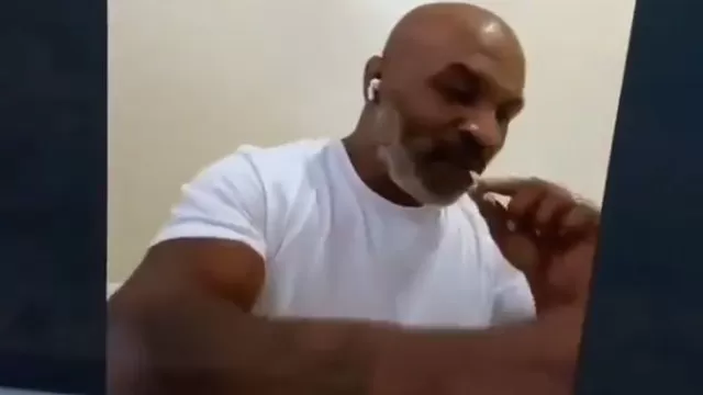 Mike Tyson firmó el contrato de la pelea contra Roy Jones Jr. fumando marihuana