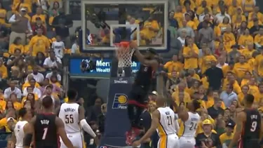 Mira el &#39;alley oop&#39; que terminó en brutal clavada de LeBron James