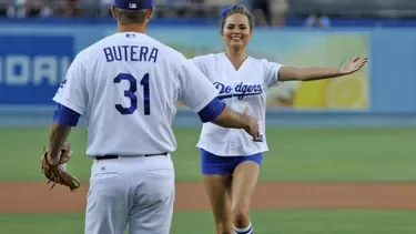 Modelo borracha realizó el saque de honor en un partido de béisbol