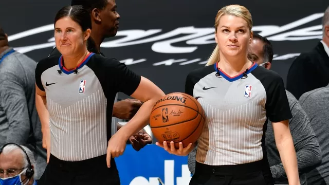 Natalie Sago y Jenna Schroeder arbitraron en el Orlando Magic vs. Hornets Charlotte. | Foto: AFP/Video: NBA