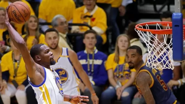 NBA: Durant se exhibe ante James y da primer triunfo a Warriors por 113-90