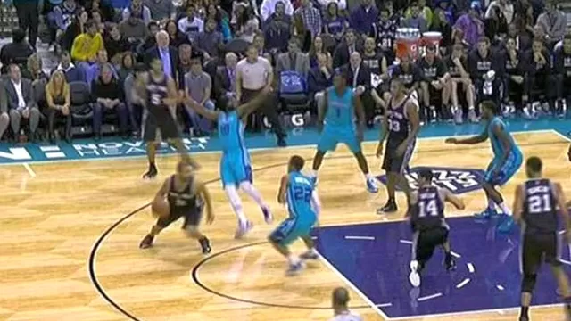 NBA: jugador de los Hornets hizo el ridículo al simular una falta