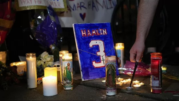 NFL: Damar Hamlin con signos de mejora pero continúa en estado crítico
