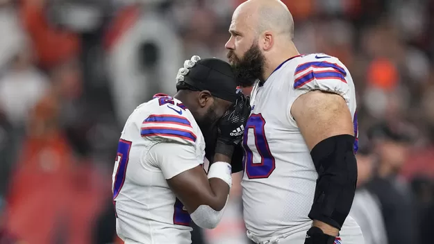 NFL: Jugador que sufrió paro cardiaco tras violento choque en partido se encuentra en estado crítico
