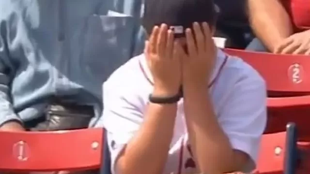 Niño se puso a llorar porque se le escapó una pelota de béisbol
