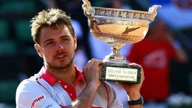 Wawrinka y el trofeo de campeón. (EFE)