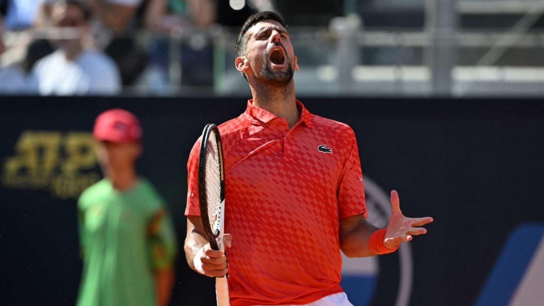 Novak Djokovic sufrió en el inicio del Masters 1000 de Roma, pero avanzó a octavos